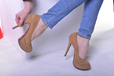 【臨床例】繰り返す腰痛3つの原因とは?ヒールの方は要注意!!