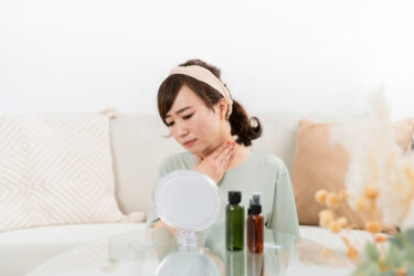 姿勢による首のシワは整体と美容鍼で解消!