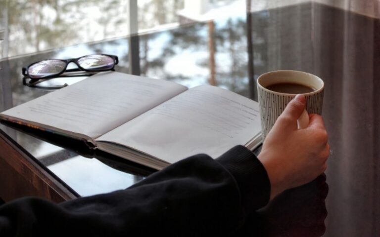 眼精疲労鍼を受けて日々の読書が楽しくなった男性